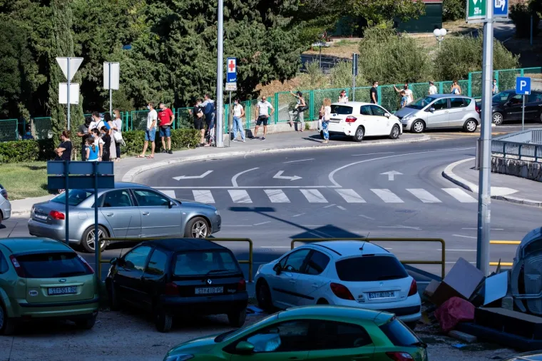 Brojke padaju, ali red je i danas ogroman: Gomila ljudi čeka testiranje na koronu u Splitu