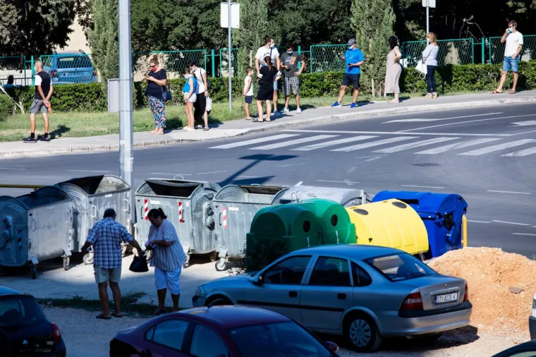 Brojke padaju, ali red je i danas ogroman: Gomila ljudi čeka testiranje na koronu u Splitu