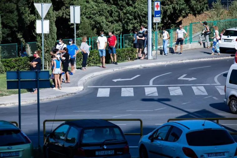 Brojke padaju, ali red je i danas ogroman: Gomila ljudi čeka testiranje na koronu u Splitu