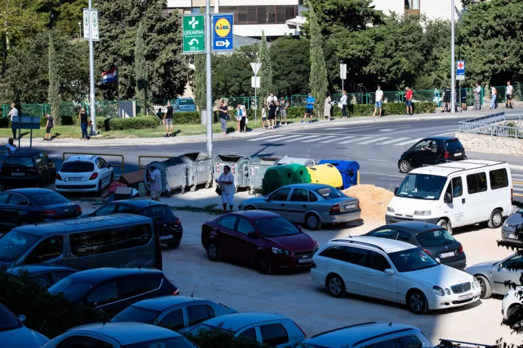 Brojke padaju, ali red je i danas ogroman: Gomila ljudi čeka testiranje na koronu u Splitu