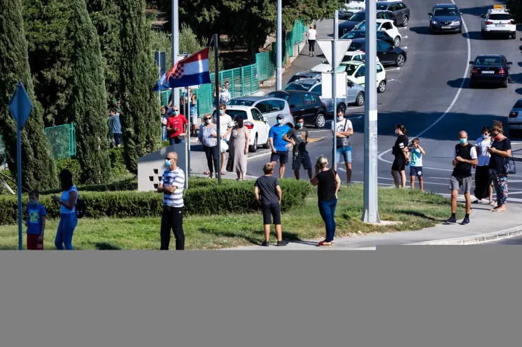 Brojke padaju, ali red je i danas ogroman: Gomila ljudi čeka testiranje na koronu u Splitu