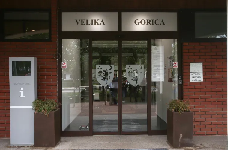 Zapečatili su urede i još provode izvide.