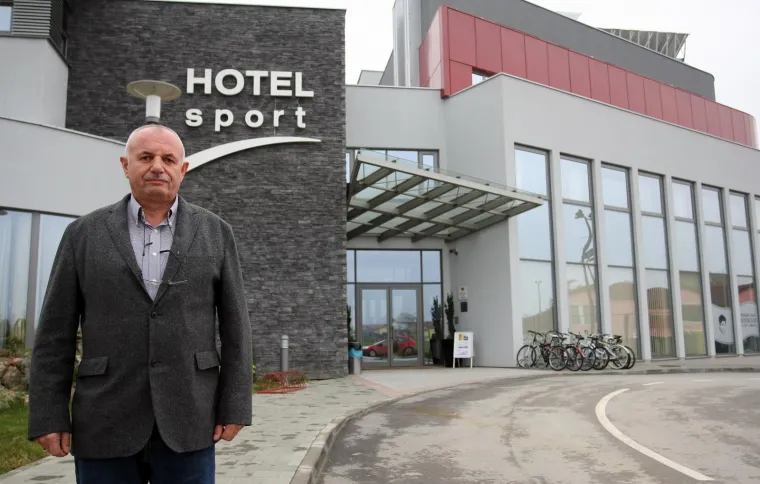 Prema Registru ugovora dostupnom na stranicama JANAFA, Elektrocentar Petek je s tom tvrtkom u 2019. i 2020. godini potpisao ugovore za  čak devet poslova.