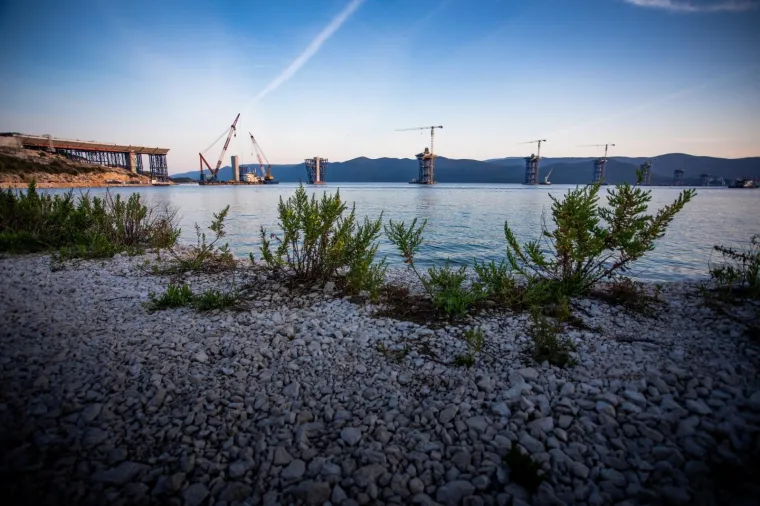 Radovi na Pelje&scaron;kom mostu u punom jeku: Pogledajte kako napreduju unatoč koroni