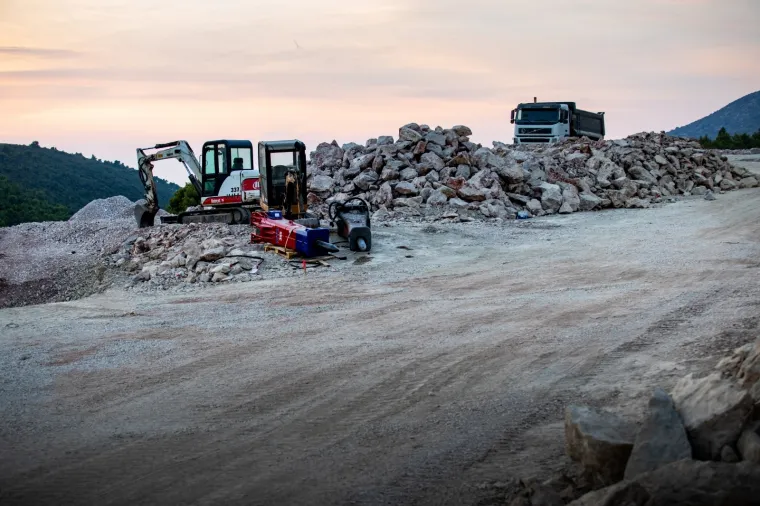 Radovi na Pelje&scaron;kom mostu u punom jeku: Pogledajte kako napreduju unatoč koroni