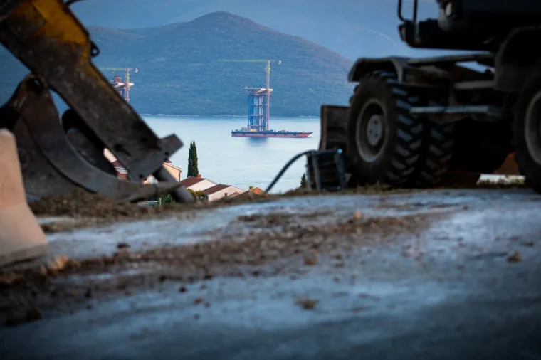 Radovi na Pelje&scaron;kom mostu u punom jeku: Pogledajte kako napreduju unatoč koroni