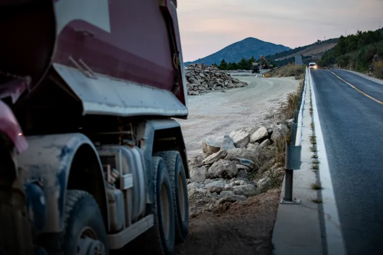 Radovi na Pelje&scaron;kom mostu u punom jeku: Pogledajte kako napreduju unatoč koroni