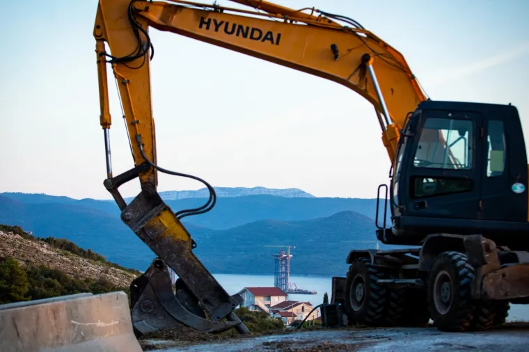 Radovi na Pelje&scaron;kom mostu u punom jeku: Pogledajte kako napreduju unatoč koroni