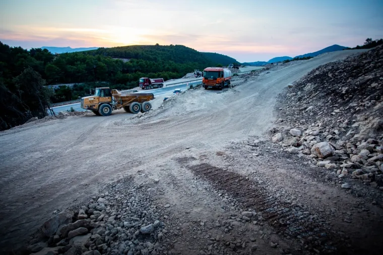 Radovi na Pelje&scaron;kom mostu u punom jeku: Pogledajte kako napreduju unatoč koroni