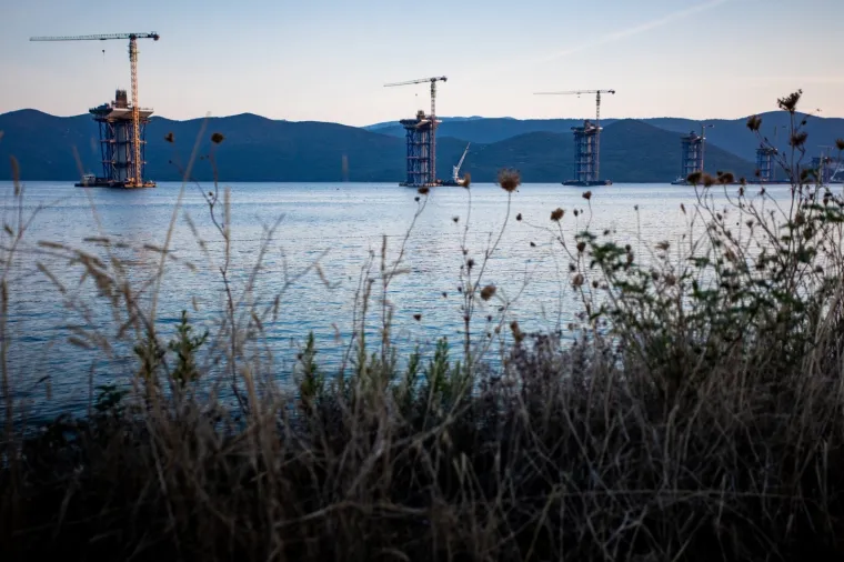 Radovi na Pelje&scaron;kom mostu u punom jeku: Pogledajte kako napreduju unatoč koroni