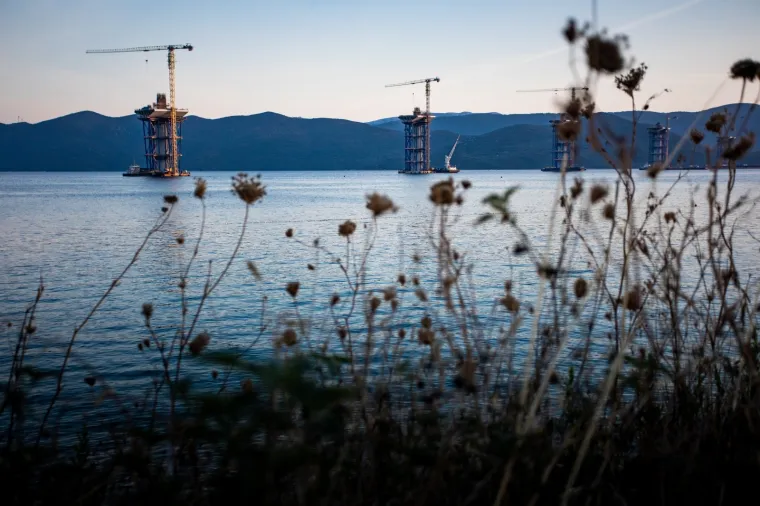 Radovi na Pelje&scaron;kom mostu u punom jeku: Pogledajte kako napreduju unatoč koroni