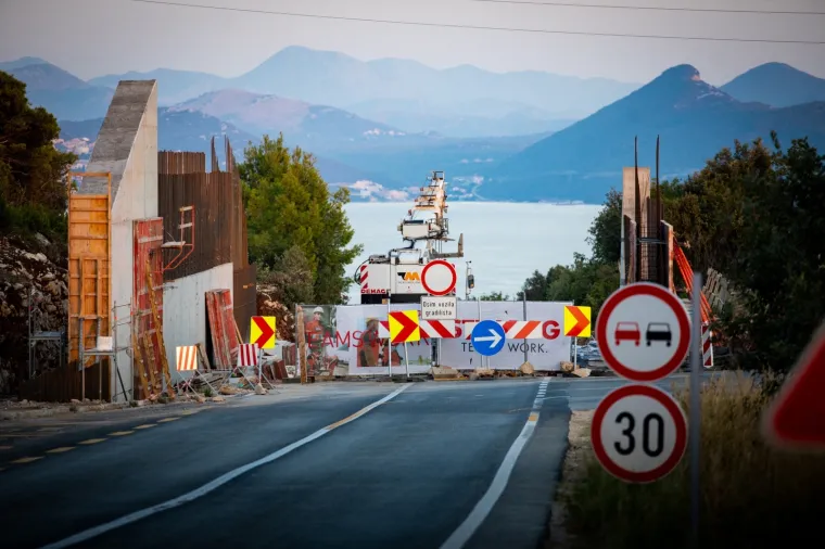 Radovi na Pelje&scaron;kom mostu u punom jeku: Pogledajte kako napreduju unatoč koroni