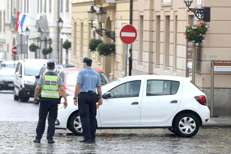 Nakon Sinčićevog performansa s lubenicama, policija poo&scaron;trila mjere ispred Banskih dvora!