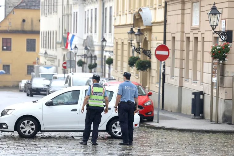 Nakon Sinčićevog performansa s lubenicama, policija poo&scaron;trila mjere ispred Banskih dvora!