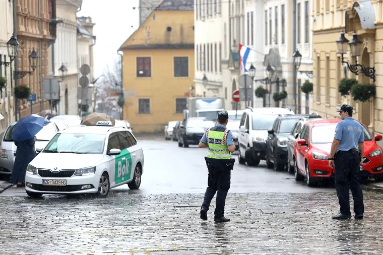Nakon Sinčićevog performansa s lubenicama, policija poo&scaron;trila mjere ispred Banskih dvora!