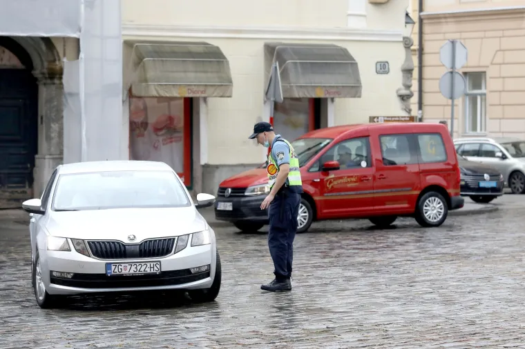 Nakon Sinčićevog performansa s lubenicama, policija poo&scaron;trila mjere ispred Banskih dvora!