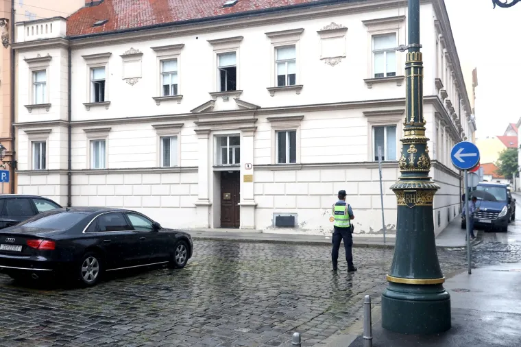 Nakon Sinčićevog performansa s lubenicama, policija poo&scaron;trila mjere ispred Banskih dvora!