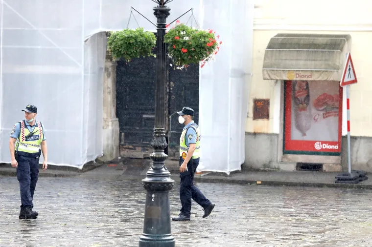 Nakon Sinčićevog performansa s lubenicama, policija poo&scaron;trila mjere ispred Banskih dvora!