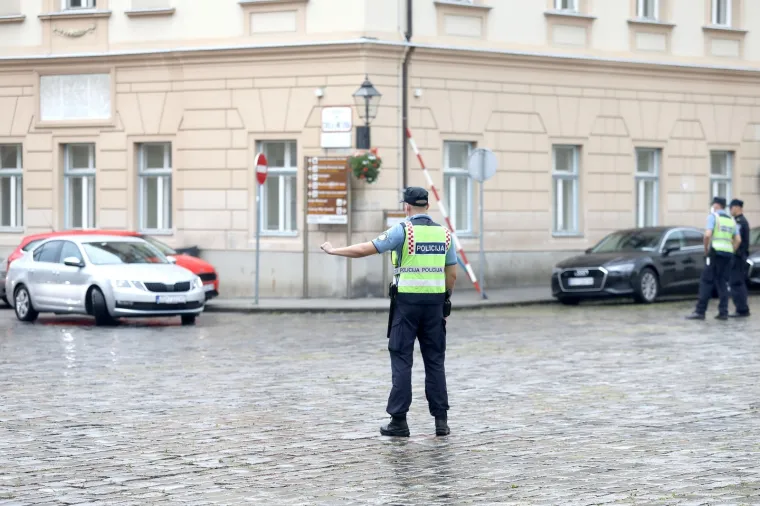 Nakon Sinčićevog performansa s lubenicama, policija poo&scaron;trila mjere ispred Banskih dvora!