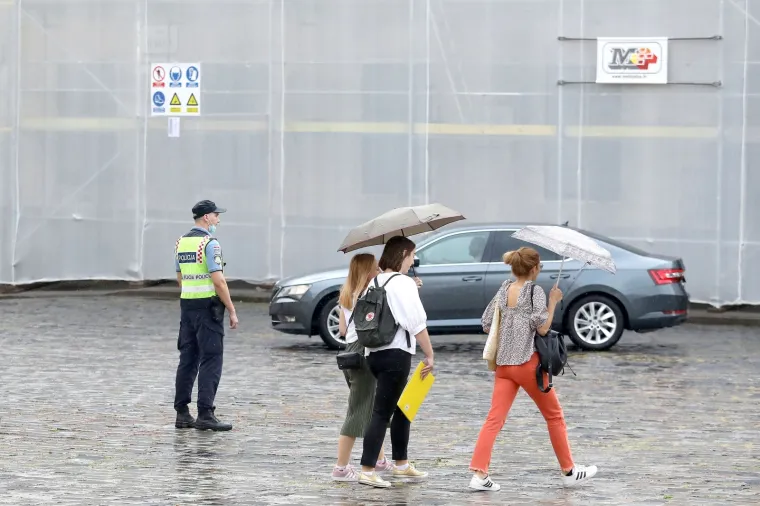 Nakon Sinčićevog performansa s lubenicama, policija poo&scaron;trila mjere ispred Banskih dvora!