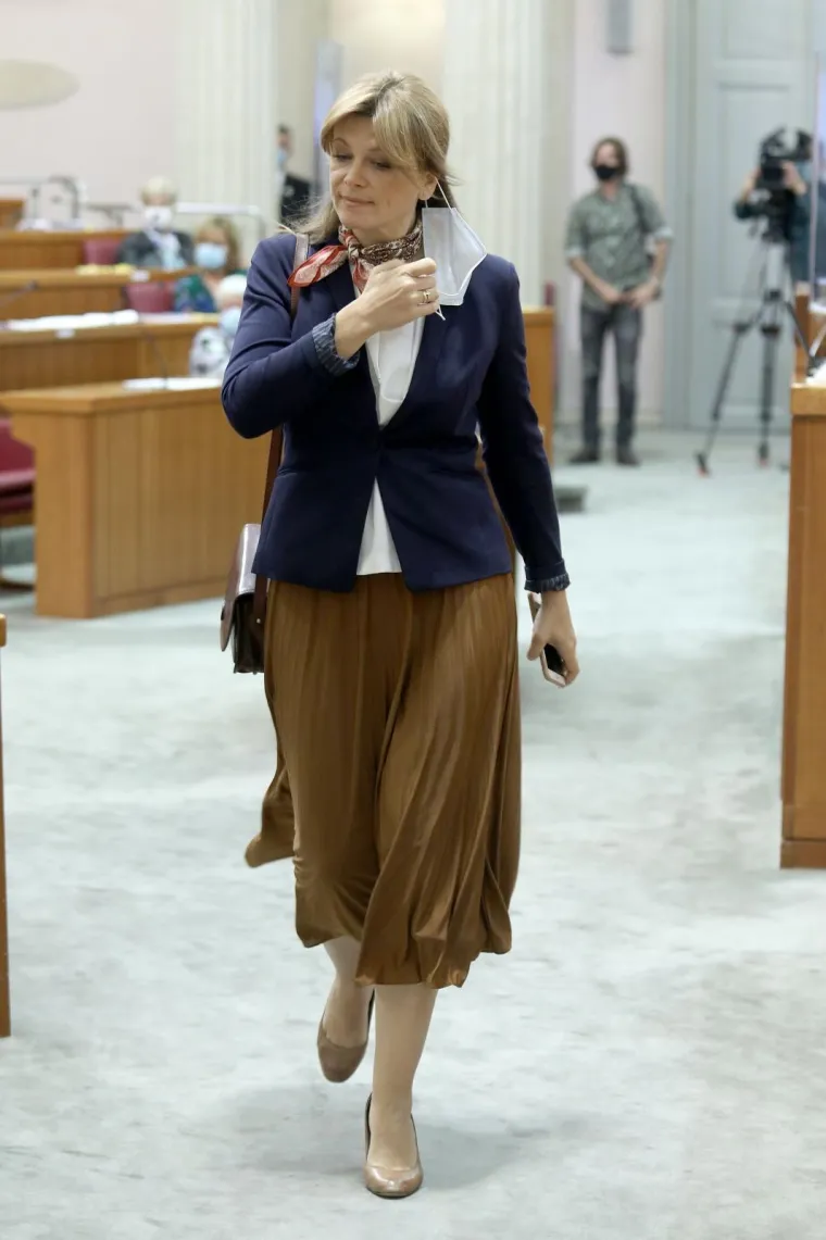 &Scaron;to vi&scaron;e reći o njoj? Zastupnica Karolina Vidović Kri&scaron;to stavila masku, ali kako?!