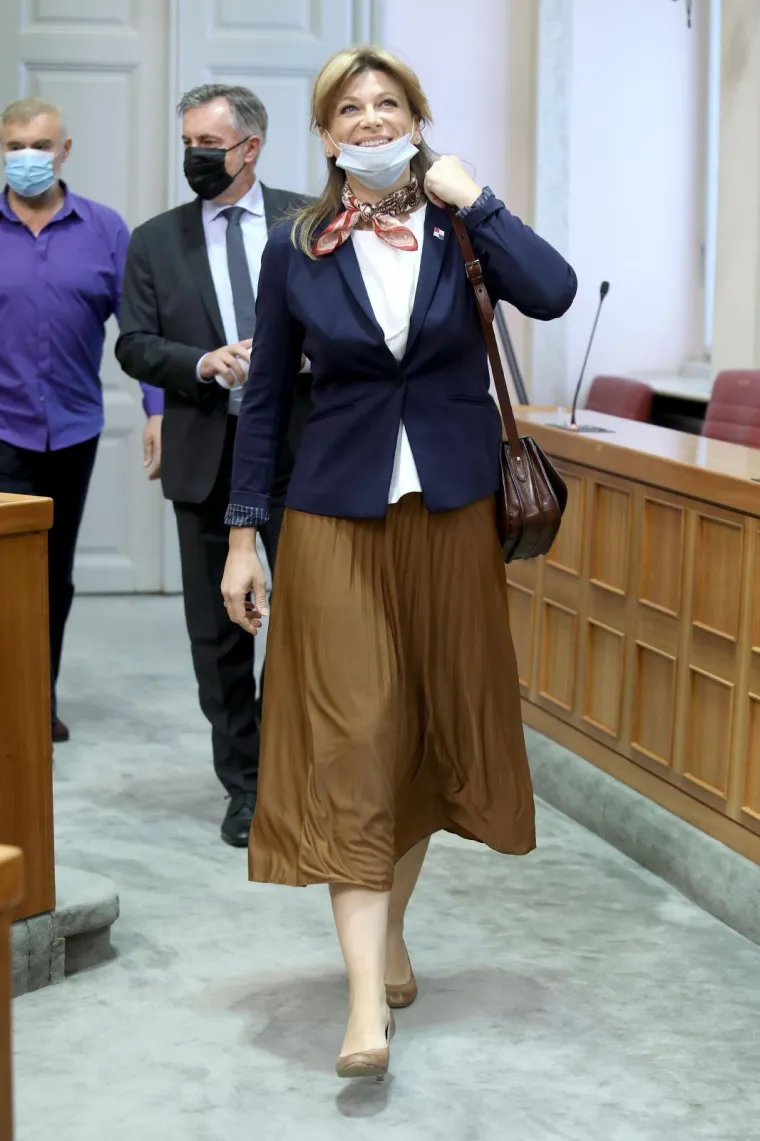 &Scaron;to vi&scaron;e reći o njoj? Zastupnica Karolina Vidović Kri&scaron;to stavila masku, ali kako?!