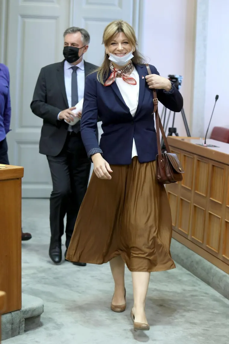 &Scaron;to vi&scaron;e reći o njoj? Zastupnica Karolina Vidović Kri&scaron;to stavila masku, ali kako?!