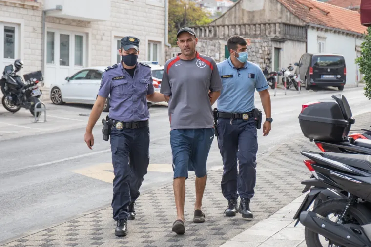 Policija privela mu&scaron;karca koji je na silu htio u stan odvesti 14-godi&scaron;nju djevojčicu