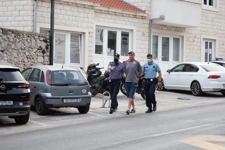 Policija privela mu&scaron;karca koji je na silu htio u stan odvesti 14-godi&scaron;nju djevojčicu