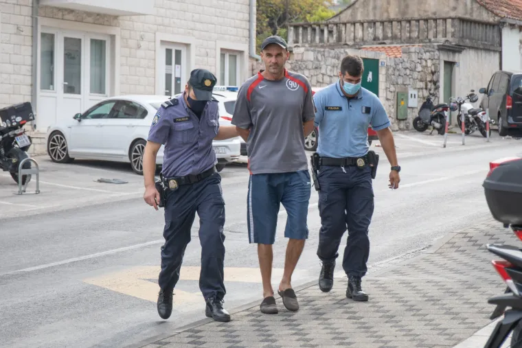 Policija privela mu&scaron;karca koji je na silu htio u stan odvesti 14-godi&scaron;nju djevojčicu