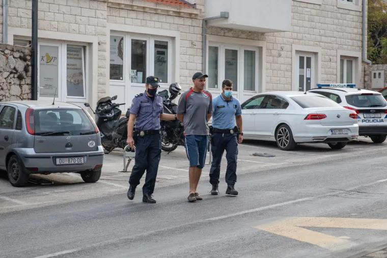 Policija privela mu&scaron;karca koji je na silu htio u stan odvesti 14-godi&scaron;nju djevojčicu