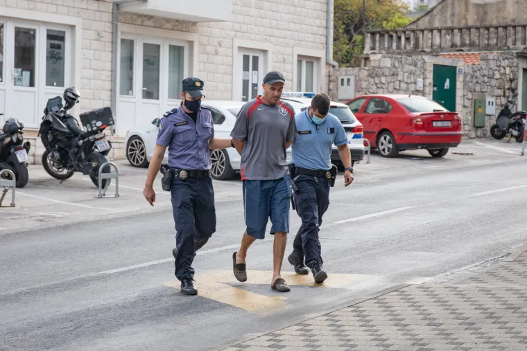 Policija privela mu&scaron;karca koji je na silu htio u stan odvesti 14-godi&scaron;nju djevojčicu