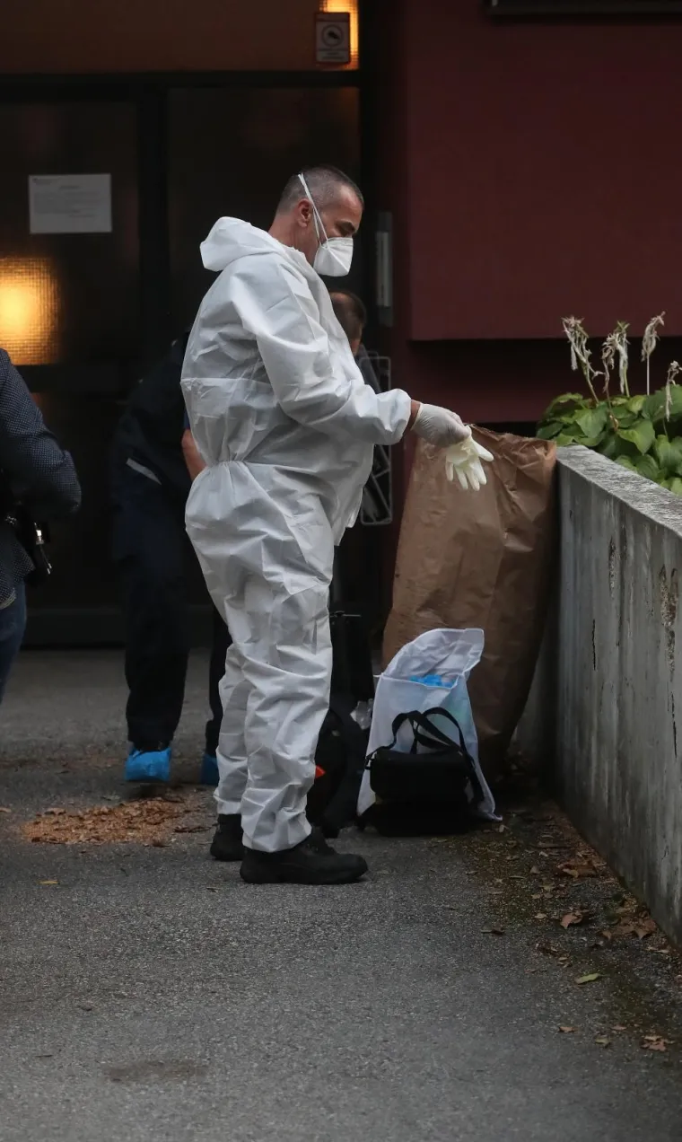 Policijski očevid u ulici Vladimira Ruždjaka u naselju Savica, gdje je navodno do&scaron;lo do ubojstva i samoubojstva. Vatrogasci su asistirali policiji i mrtvozornicima da iznesu dva tijela.