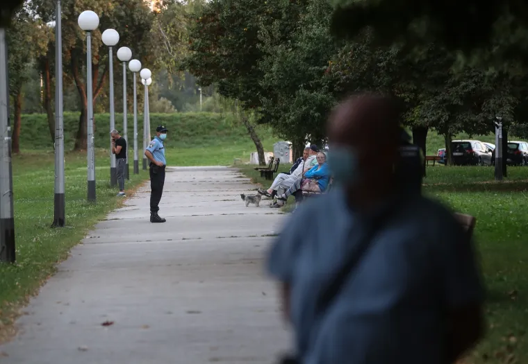 Policijski očevid u ulici Vladimira Ruždjaka u naselju Savica, gdje je navodno do&scaron;lo do ubojstva i samoubojstva. Vatrogasci su asistirali policiji i mrtvozornicima da iznesu dva tijela.