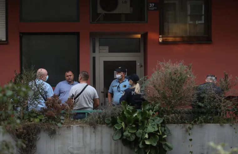 Policijski očevid u ulici Vladimira Ruždjaka u naselju Savica, gdje je navodno do&scaron;lo do ubojstva i samoubojstva. Vatrogasci su asistirali policiji i mrtvozornicima da iznesu dva tijela.