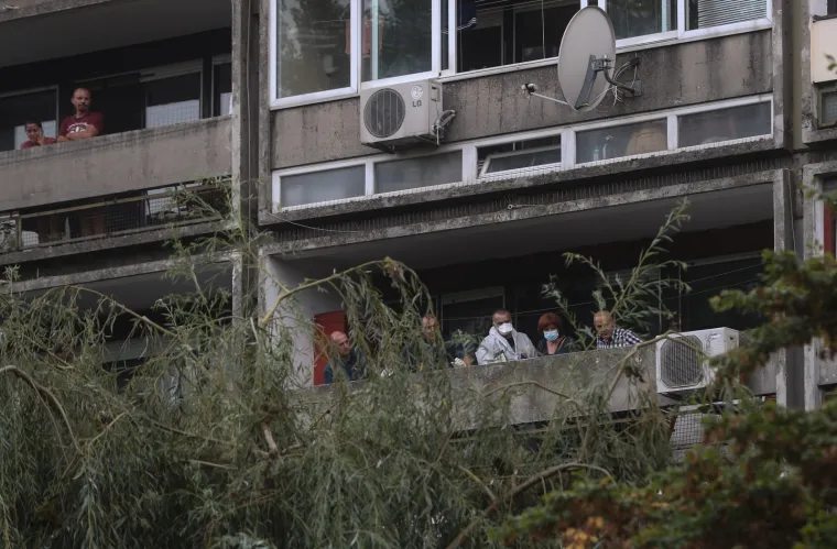 Policijski očevid u ulici Vladimira Ruždjaka u naselju Savica, gdje je navodno do&scaron;lo do ubojstva i samoubojstva. Vatrogasci su asistirali policiji i mrtvozornicima da iznesu dva tijela.