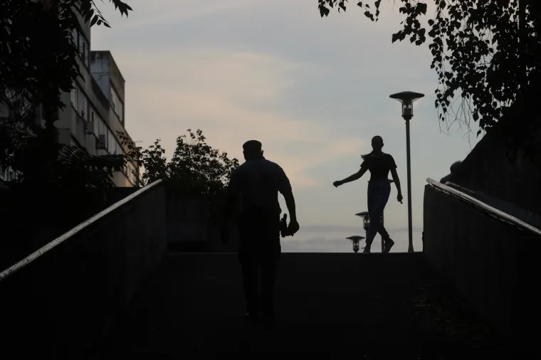 Policijski očevid u ulici Vladimira Ruždjaka u naselju Savica, gdje je navodno do&scaron;lo do ubojstva i samoubojstva. Vatrogasci su asistirali policiji i mrtvozornicima da iznesu dva tijela.