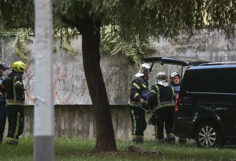 Policijski očevid u ulici Vladimira Ruždjaka u naselju Savica, gdje je navodno do&scaron;lo do ubojstva i samoubojstva. Vatrogasci su asistirali policiji i mrtvozornicima da iznesu dva tijela.