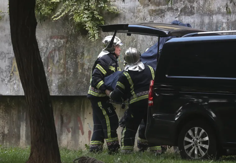 Policijski očevid u ulici Vladimira Ruždjaka u naselju Savica, gdje je navodno do&scaron;lo do ubojstva i samoubojstva. Vatrogasci su asistirali policiji i mrtvozornicima da iznesu dva tijela.