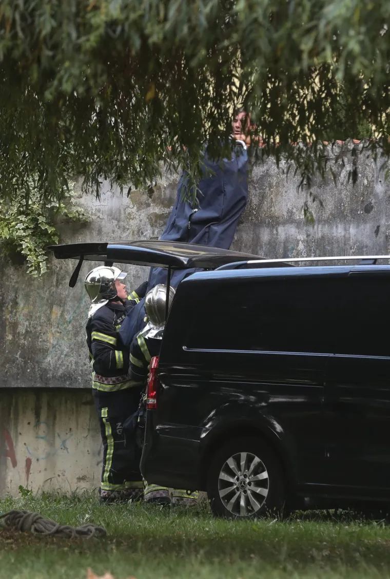 Policijski očevid u ulici Vladimira Ruždjaka u naselju Savica, gdje je navodno do&scaron;lo do ubojstva i samoubojstva. Vatrogasci su asistirali policiji i mrtvozornicima da iznesu dva tijela.