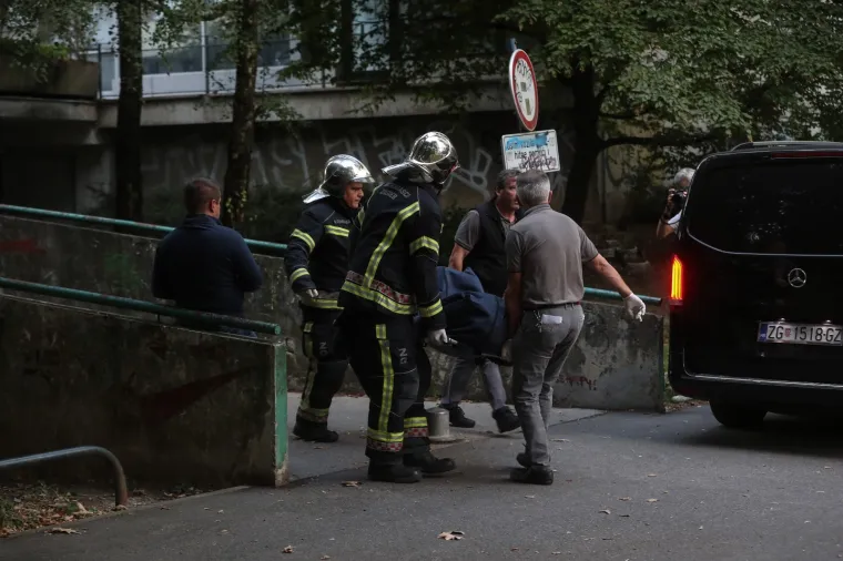 Policijski očevid u ulici Vladimira Ruždjaka u naselju Savica, gdje je navodno do&scaron;lo do ubojstva i samoubojstva. Vatrogasci su asistirali policiji i mrtvozornicima da iznesu dva tijela.