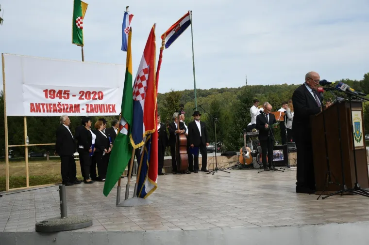 Milanović i Mesić s antifa&scaron;istima obilježili 75. godi&scaron;njicu oslobođenja sjeverozapadne Hrvatske