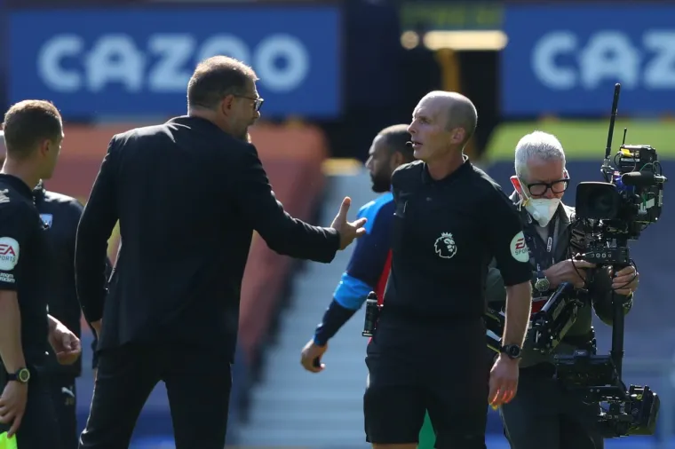 Nakon sjajnog starta u utakmicu i vodstva, WBA je potonuo. U zadnjoj minuti poluvremena najprije su primili gol, a zatim je Gibbs zaradio crveni karton. Gibbs je držao loptu uz aut liniju pri čemu je James Rodriguez naletio i zaletio se u njega 'bodycheckom' kao u hokeju. Englez mu nije ostao dužan pa ga je udario u glavu za što je dobio izravni crveni karton i tu je krenula ludnica.