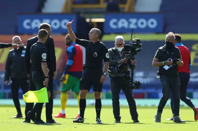 [FOTO] TRENUTAK O KOJEM BRUJI ČITAV LIVERPOOL: Pogledajte što je Bilić radio na Goodisonu