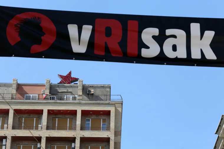 Potez koji će sigurno izazvati reakcije: Na neboderu u Rijeci postavljena crvena zvijezda petokraka!