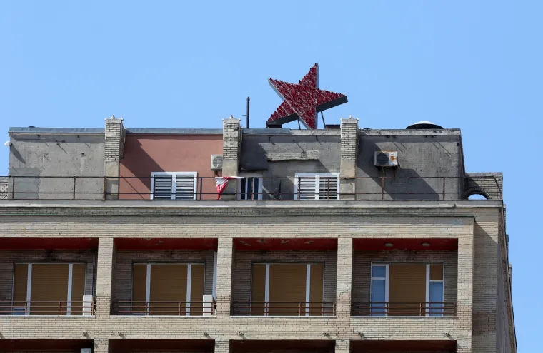 Potez koji će sigurno izazvati reakcije: Na neboderu u Rijeci postavljena crvena zvijezda petokraka!