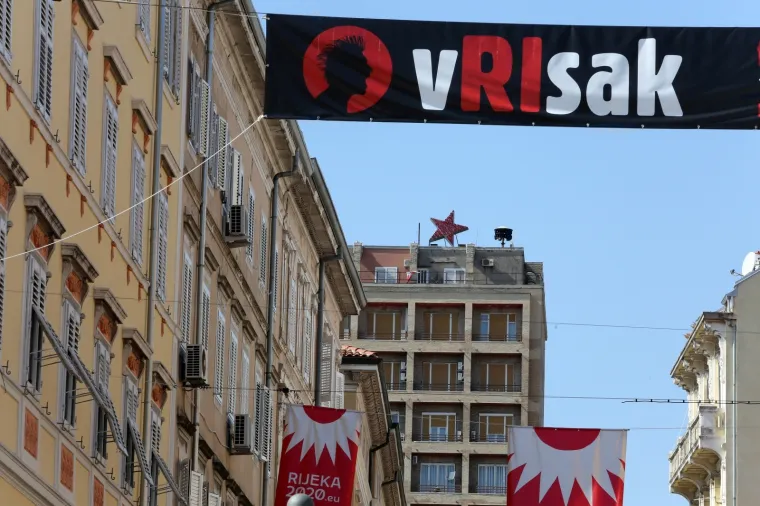 Potez koji će sigurno izazvati reakcije: Na neboderu u Rijeci postavljena crvena zvijezda petokraka!