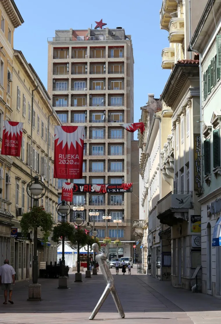 Potez koji će sigurno izazvati reakcije: Na neboderu u Rijeci postavljena crvena zvijezda petokraka!