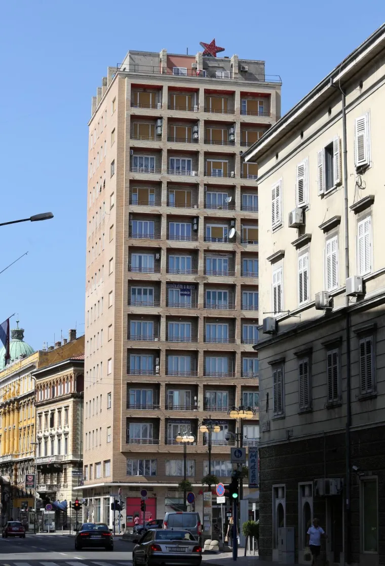 Potez koji će sigurno izazvati reakcije: Na neboderu u Rijeci postavljena crvena zvijezda petokraka!