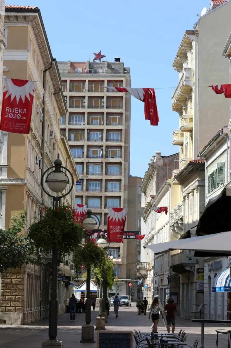 Potez koji će sigurno izazvati reakcije: Na neboderu u Rijeci postavljena crvena zvijezda petokraka!